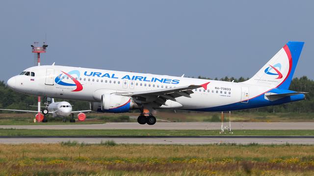 RA-73833:Airbus A320-200:Уральские авиалинии